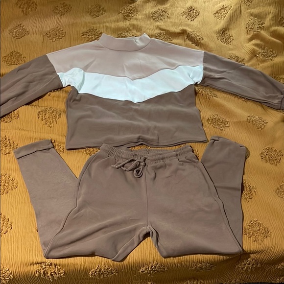 Colorblock Sweatshirt and Joggers Set - Picture 2 of 2